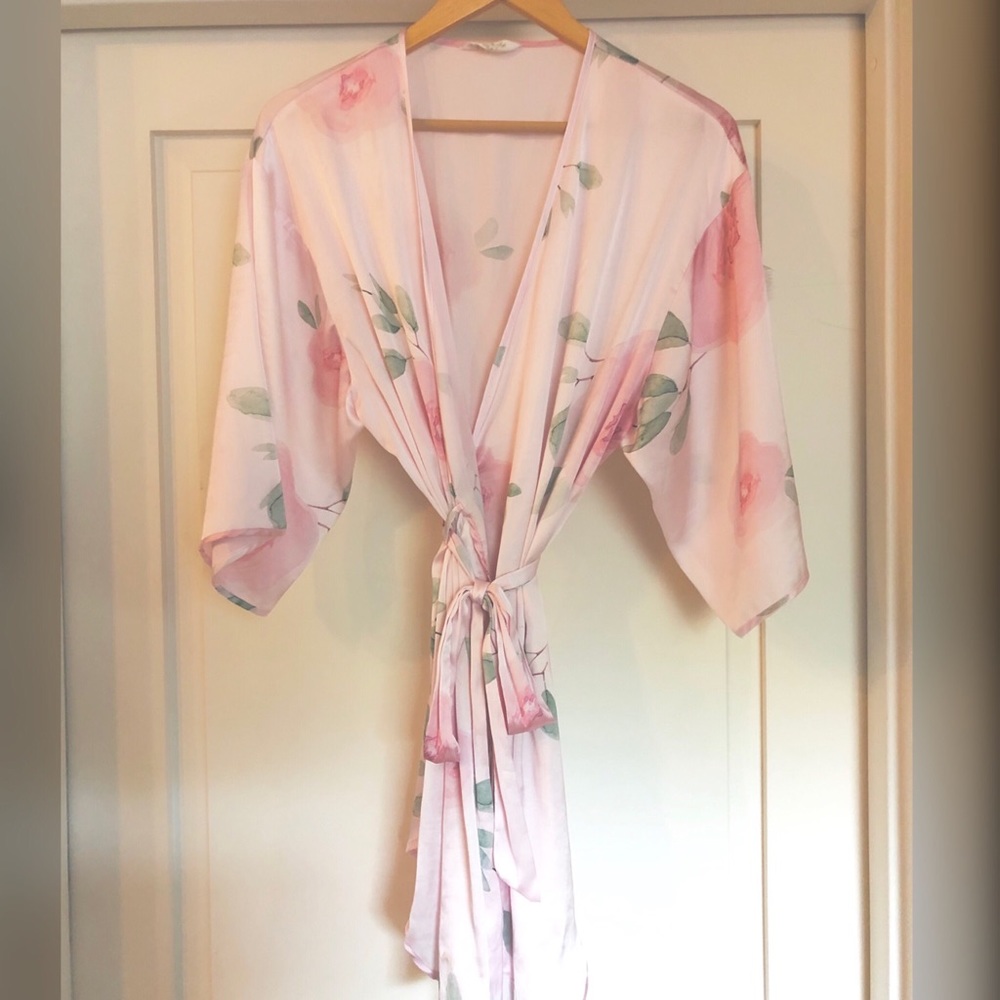 Satin soft drape Floral Robe - Picture 2 of 3